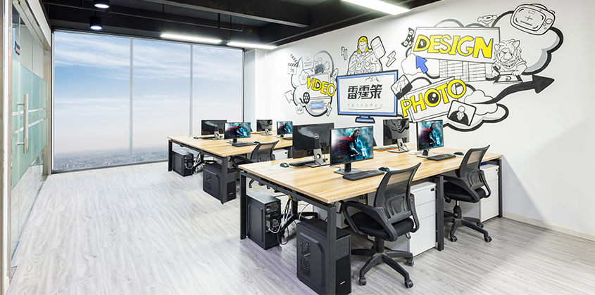 旧官网公开的雷霆策创作办公区，墙面有雷霆策标识